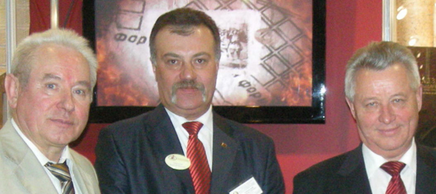 Prie Baltarusijos stendo (iš dešinės) Baltarusijos ambasadorius Lietuvoje V.Dražinas, leidyklos „Mastackaja litaratura“ direktorius V.Mačiulskis ir rašytojas J.Laucius 